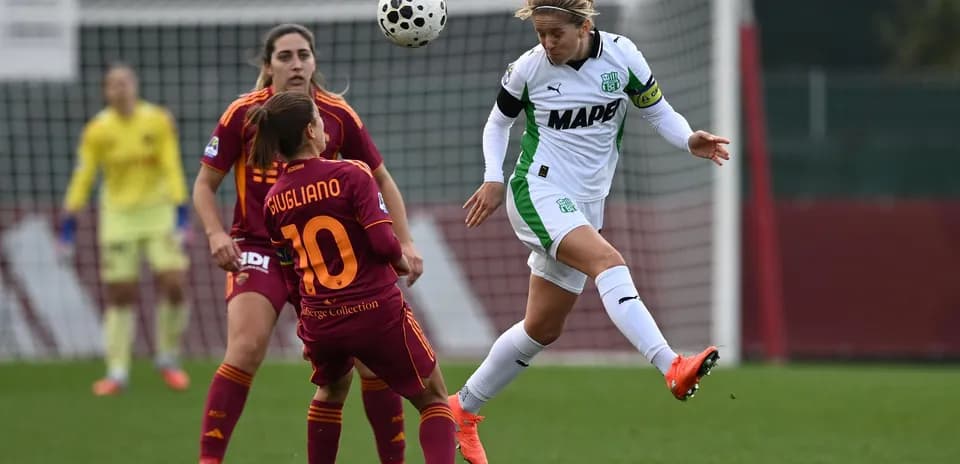 Игроки Sassuolo и Roma на поле во время матча