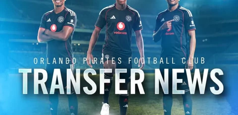 Игроки Orlando Pirates в черной форме с логотипом