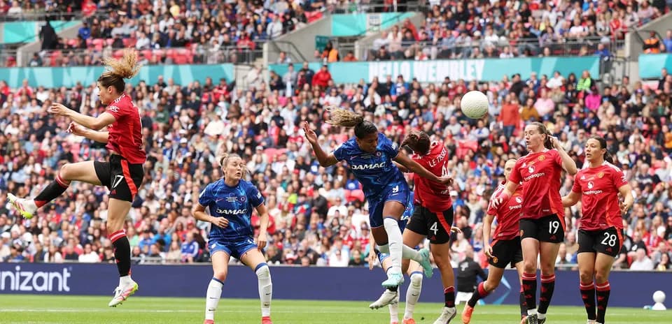 Игроки Chelsea и Manchester United в борьбе за мяч
