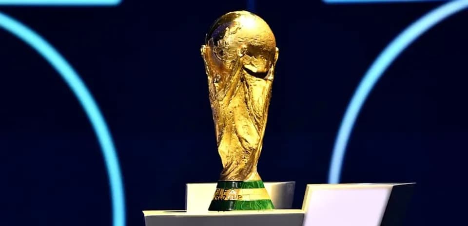Золотой трофей Кубка мира FIFA на подиуме