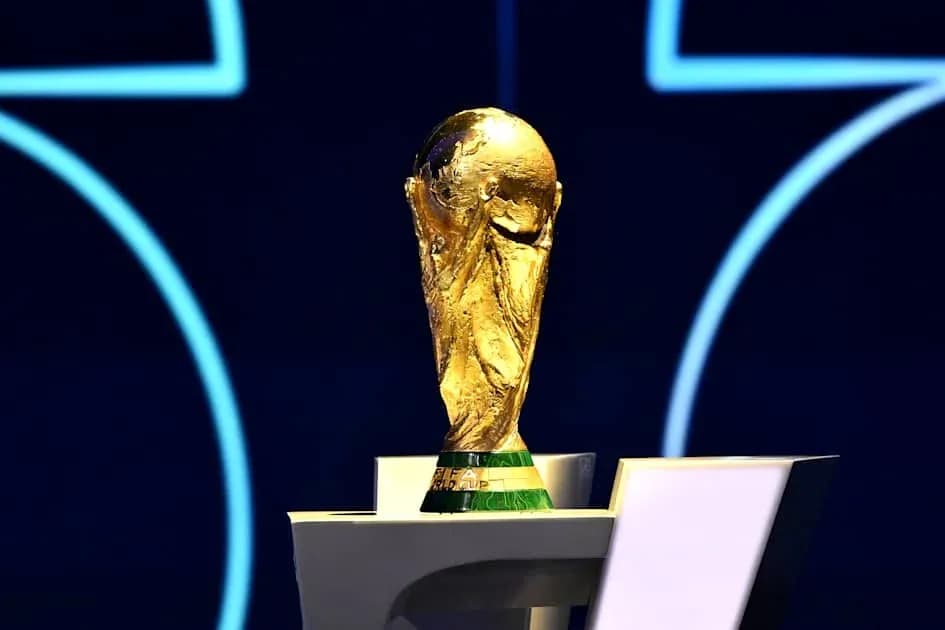 Золотой трофей Кубка мира FIFA на подиуме