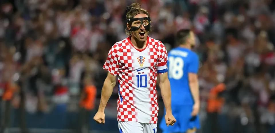 Игрок сборной Хорватии празднует гол на поле
