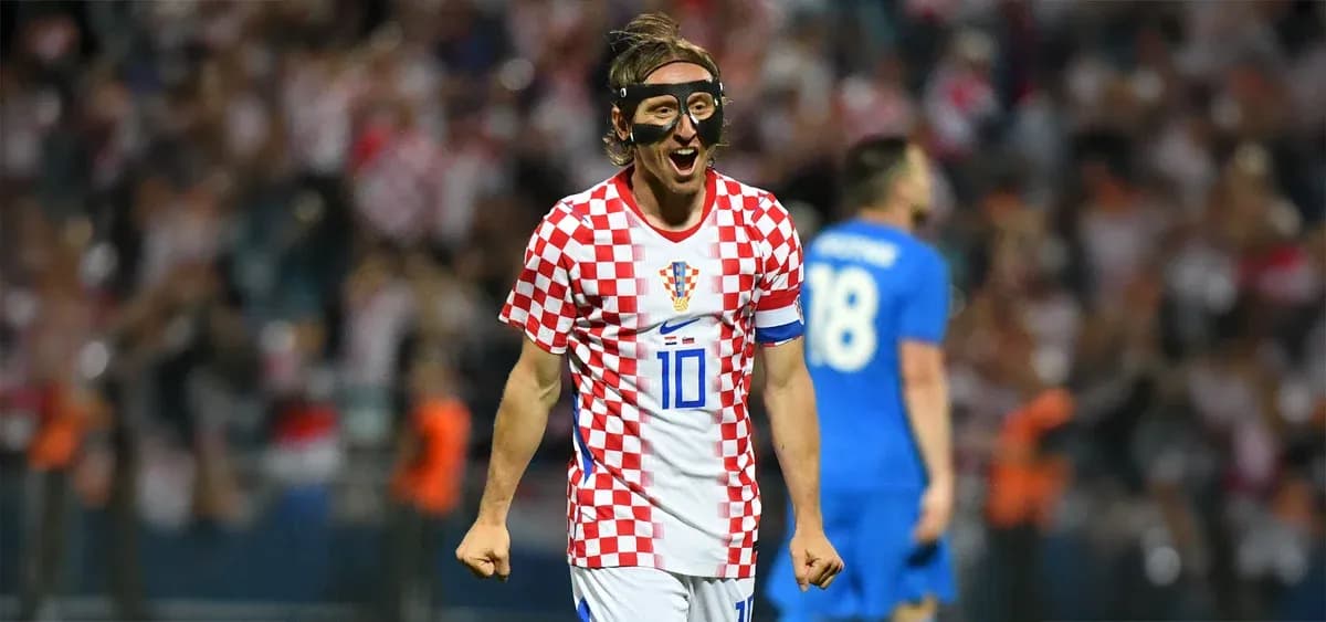 Игрок сборной Хорватии празднует гол на поле