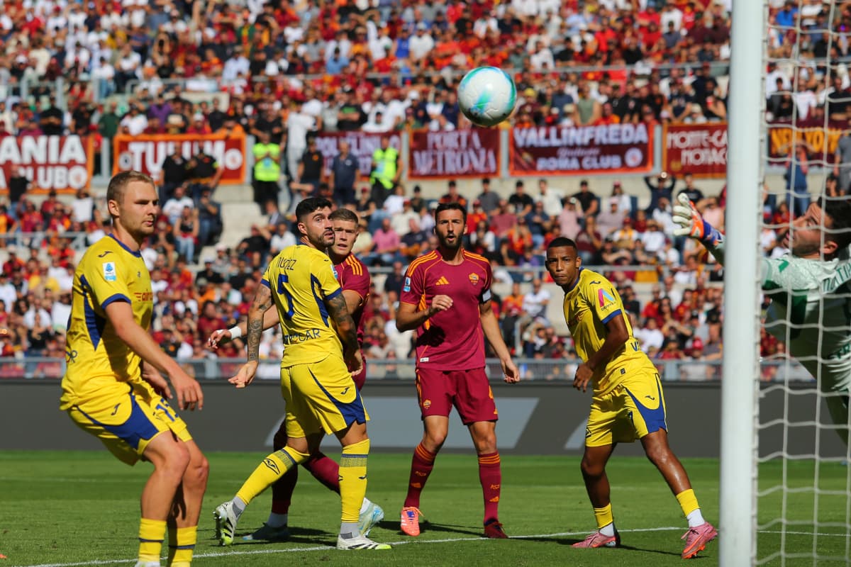 Игроки Hellas Verona в борьбе за мяч