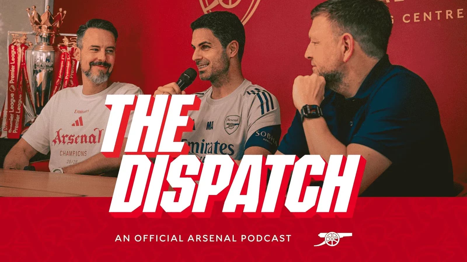 Трое мужчин обсуждают подкаст Arsenal в студии Трое мужчин обсуждают подкаст Arsenal в студии
