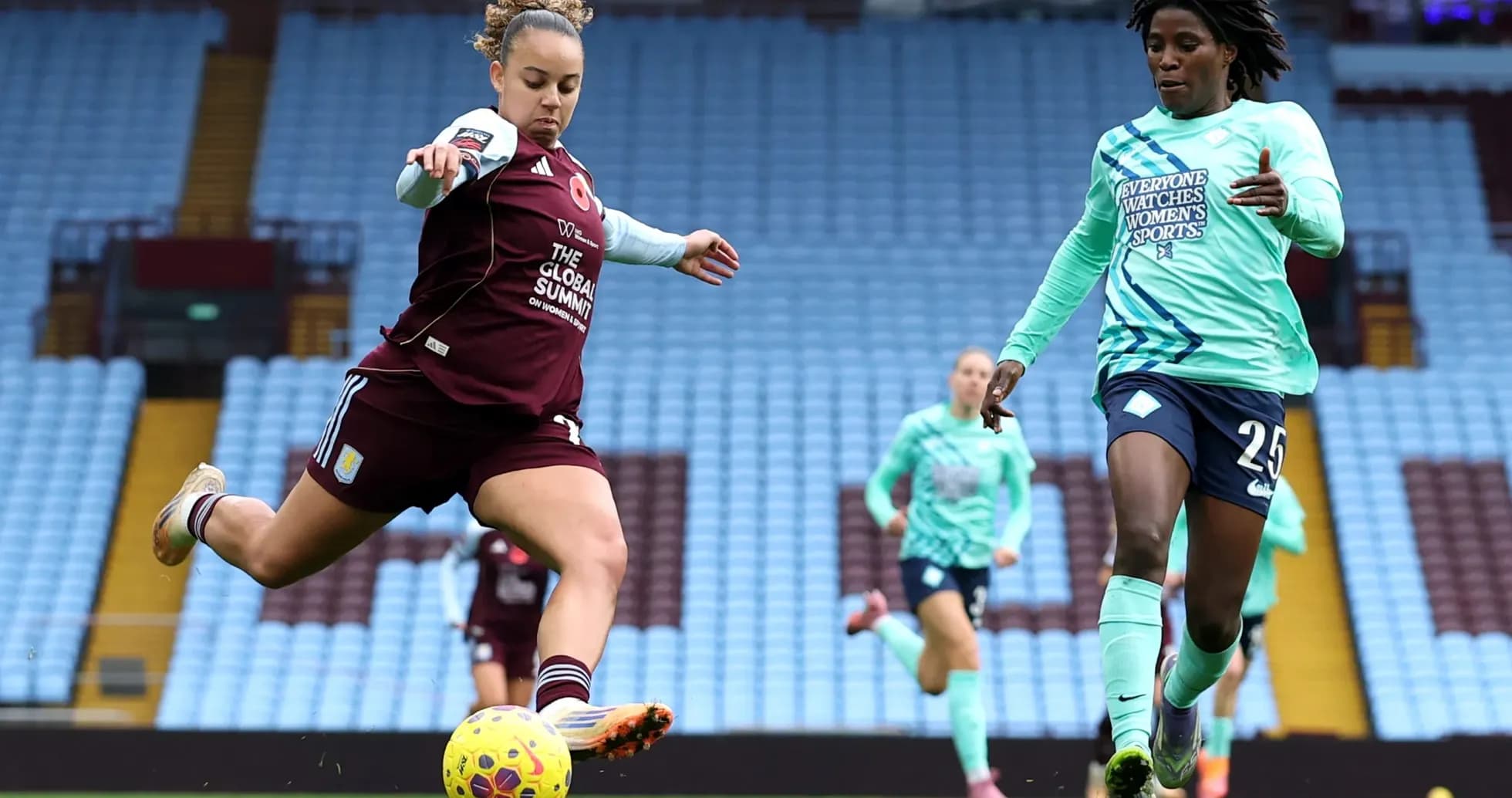 Игроки Aston Villa и London City Lionesses в действии Игроки Aston Villa и London City Lionesses в действии