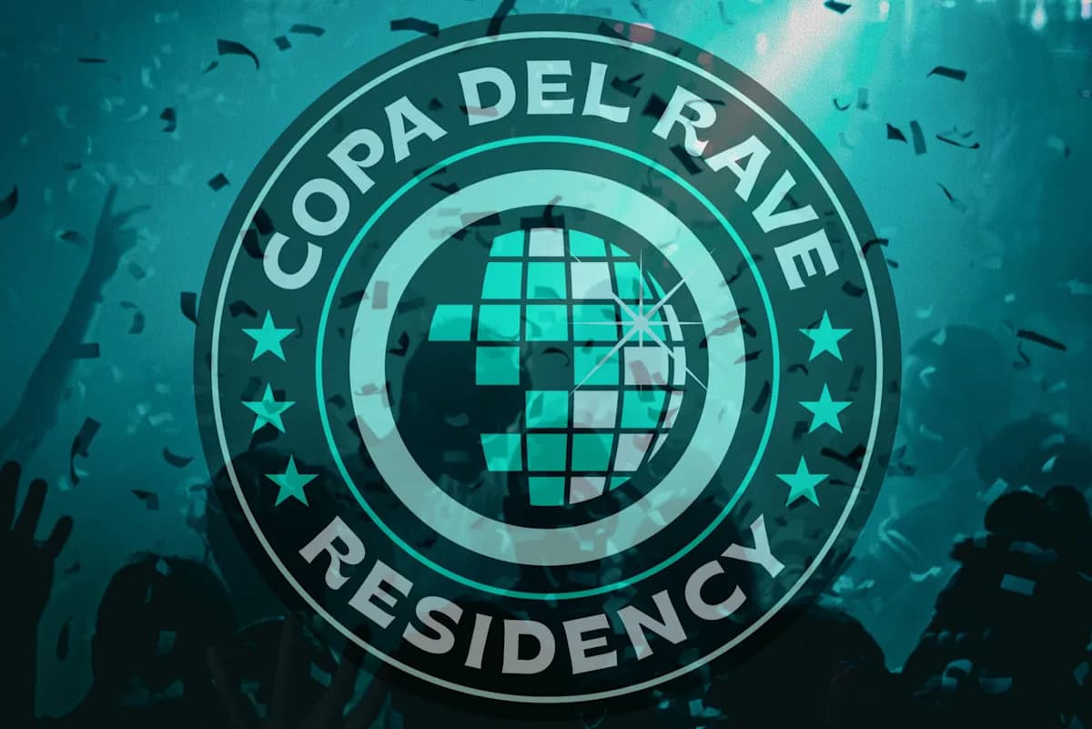 Логотип Copa del Rave Residency на фоне вечеринки Логотип Copa del Rave Residency на фоне вечеринки