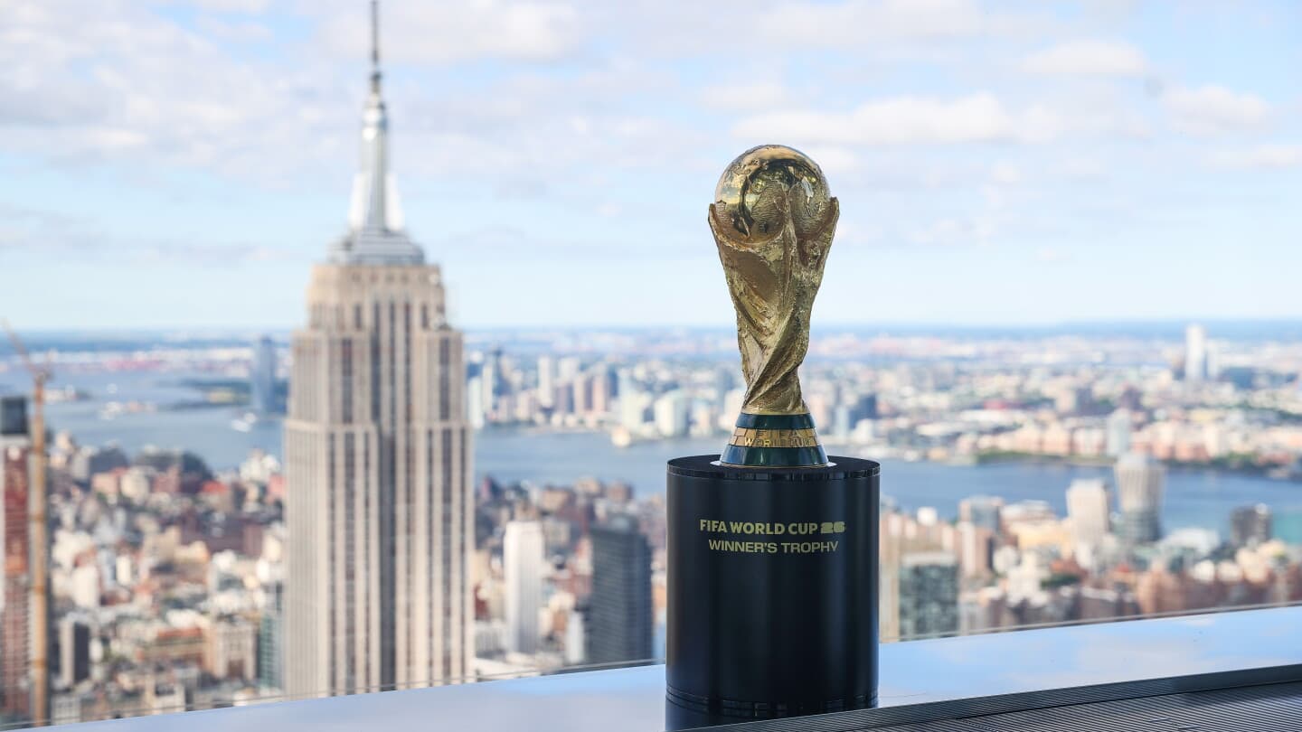Кубок мира FIFA на фоне Нью-Йорка Кубок мира FIFA на фоне Нью-Йорка