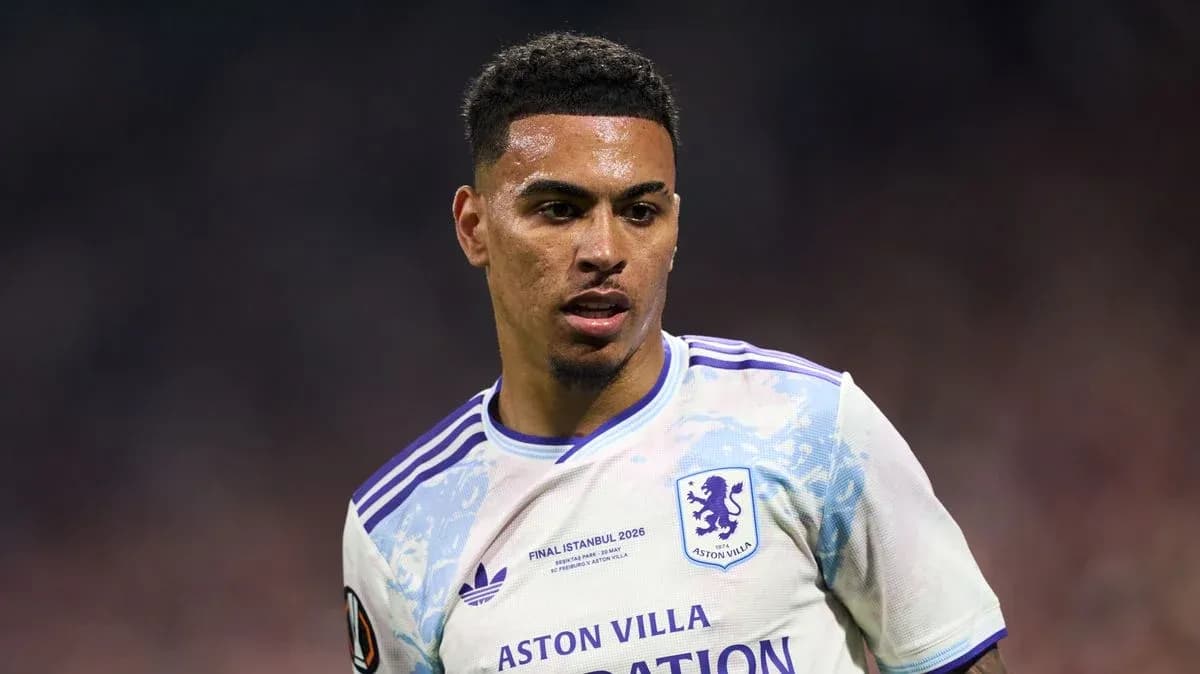 Игрок Aston Villa во время матча на поле Игрок Aston Villa во время матча на поле