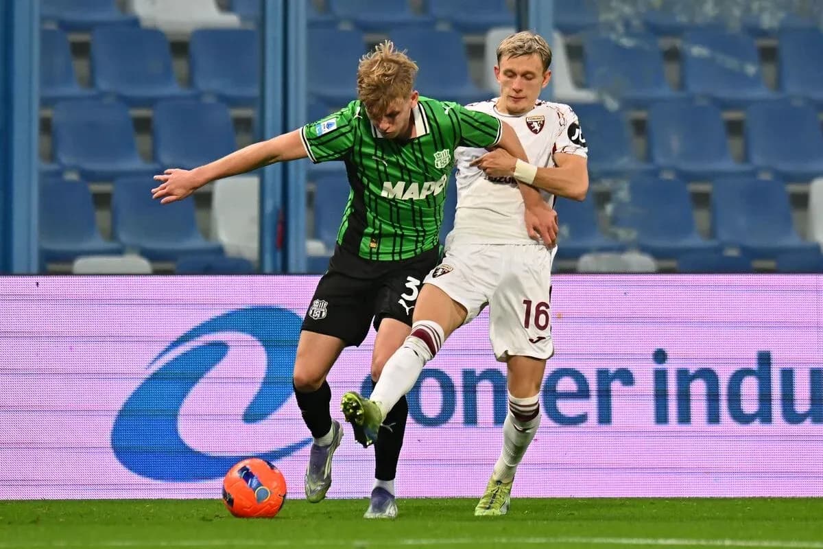 Игроки Torino и Sassuolo борются за мяч Игроки Torino и Sassuolo борются за мяч