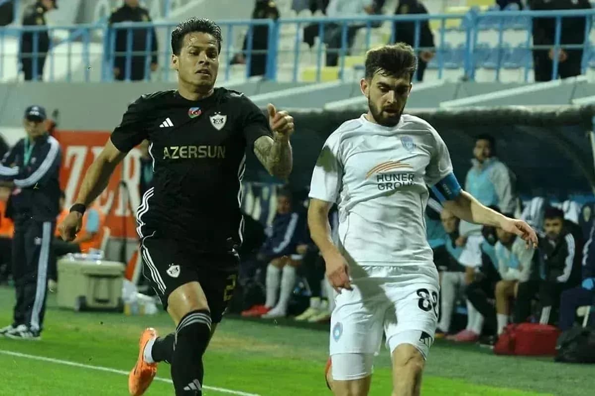 Игроки Qabala и Şamaxı FK в матче Игроки Qabala и Şamaxı FK в матче