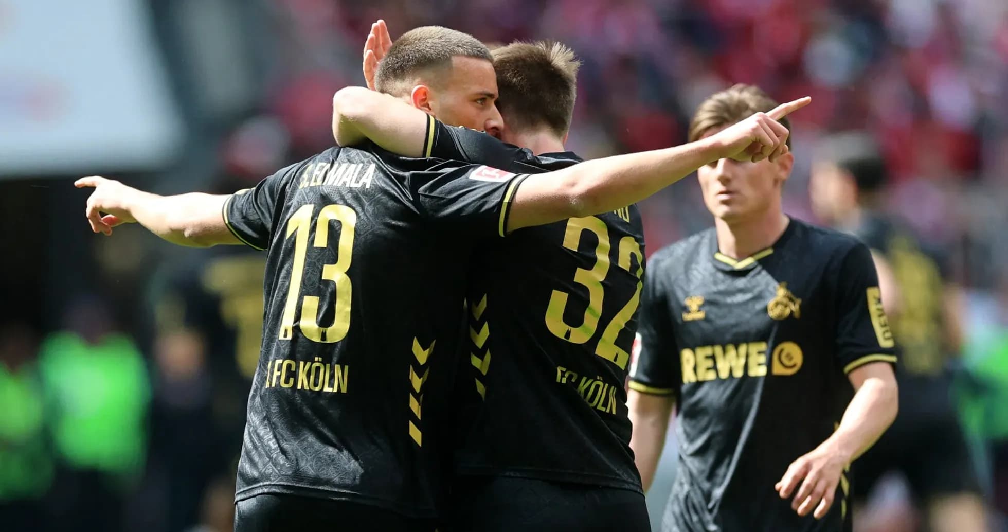 Игроки FC Köln празднуют гол на поле Игроки FC Köln празднуют гол на поле